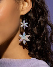 Load image into Gallery viewer, Pearl Posy - White Earring
