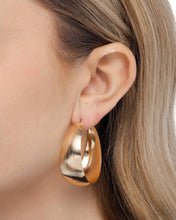 Load image into Gallery viewer, Subtle Sheen - Gold Earring
